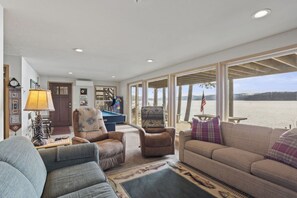 Smart TV, fireplace, ping pong, books