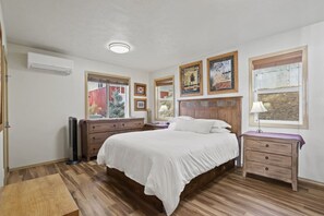 3 bedrooms, desk, iron/ironing board, free WiFi