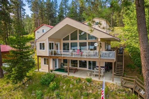 Lakefront Cabin Retreat with Stunning CDA Views