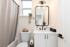 Sèche-cheveux, serviettes fournies