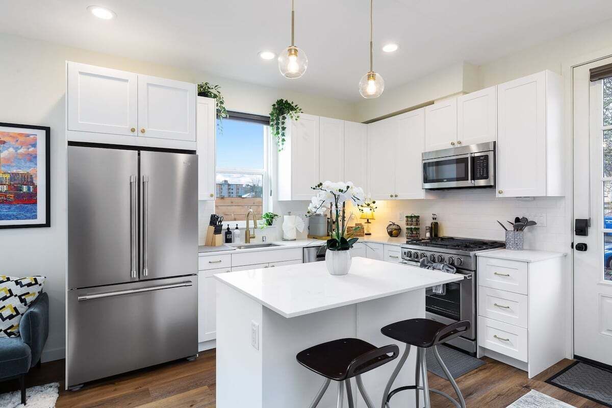 Kühlschrank, Mikrowelle, Ofen, Herdplatte