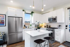 Refrigerador, microondas, horno y parrilla de estufa 