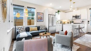 Um apartamento moderno com sala de estar, cozinha e área de jantar.