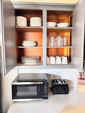 Réfrigérateur, micro-ondes, four, plaque de cuisson