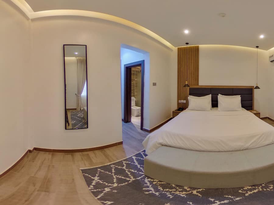 Habitación superior, balcón, vistas a la ciudad | Escritorio y wifi gratis