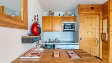 Kjøleskap, ovn, oppvaskmaskin og brødrister