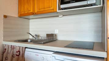 Kjøleskap, ovn, oppvaskmaskin og brødrister