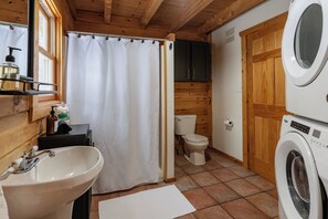 Douche, sèche-cheveux, serviettes fournies, savon