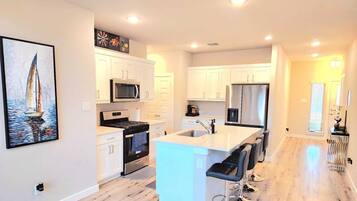 Jääkaappi, mikroaaltouuni, uuni, liesi