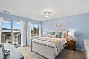 3 bedrooms, desk, iron/ironing board, travel crib