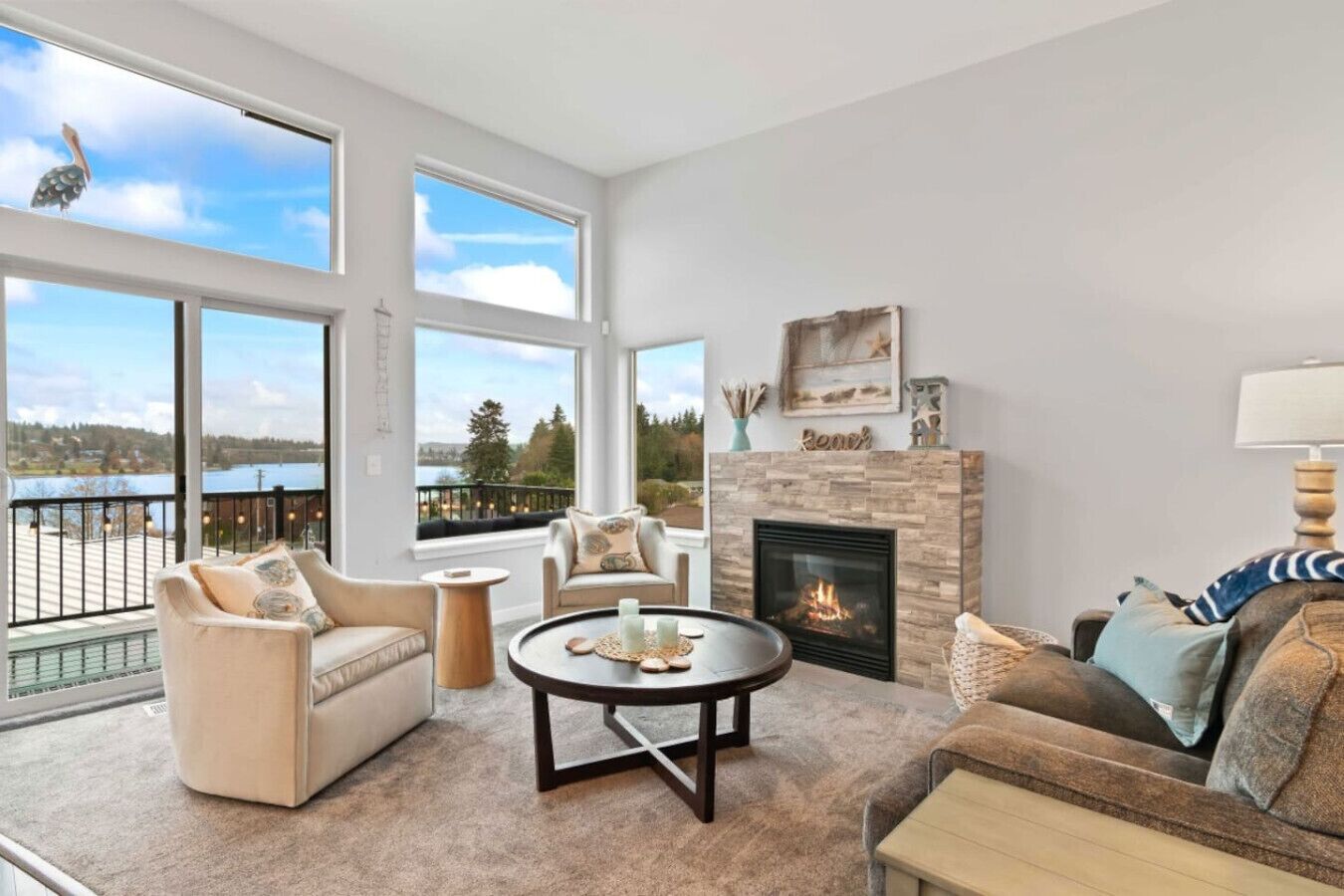 Télévision, cheminée, chaîne hi-fi