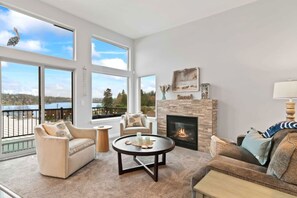 TV, fireplace, stereo - The Sound Landing w/ Beach Access & Theater Room! (Bremerton)
