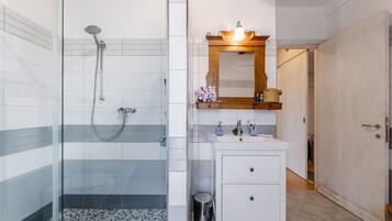 Dusche, Whirlpool, Haartrockner, Bidet