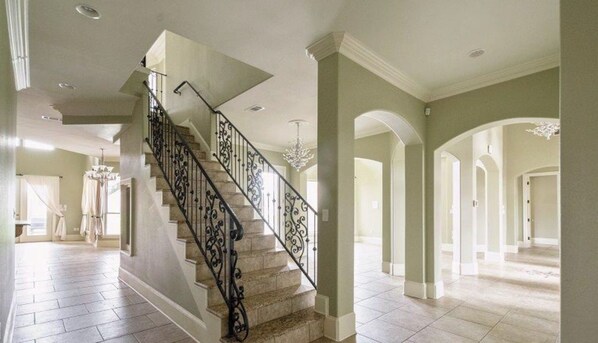 Interior - Huge 5 bedroom in Baton Rouge with Pool, Theatre 55m to New Orleans Super Bowl (Baton Rouge)