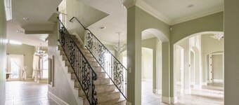 Huge 5 bedroom in Baton Rouge with Pool, Theatre 55m to New Orleans Super Bowl