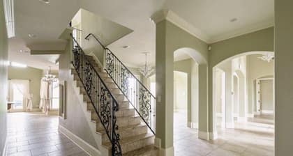Huge 5 bedroom in Baton Rouge with Pool, Theatre 55m to New Orleans Super Bowl
