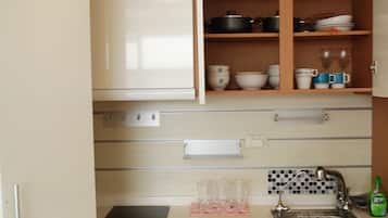 Refrigerador, microondas, tetera elรฉctrica y comedor