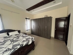 4 عدّة غرف نوم ومكتب وواي فاي مجانًا وملاءات أسرّة