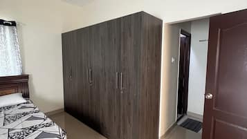 4 bedrooms, desk, free WiFi, bed sheets