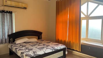 4 bedrooms, desk, free WiFi, bed sheets