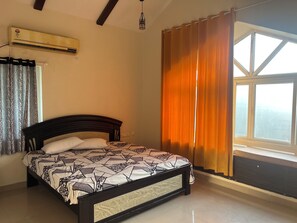 4 bedrooms, desk, free WiFi, bed sheets