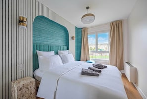2 bedrooms, iron/ironing board, internet, bed sheets
