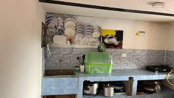 Cafetière/bouilloire, batterie de cuisine, vaisselle et ustensiles