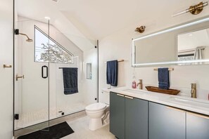 Shower, hair dryer, towels, shampoo - SoCo Modern Luxe New Build with Pool and Views (Austin)