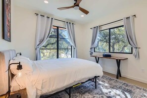 5 bedrooms, iron/ironing board, travel crib, WiFi - SoCo Modern Luxe New Build with Pool and Views (Austin)