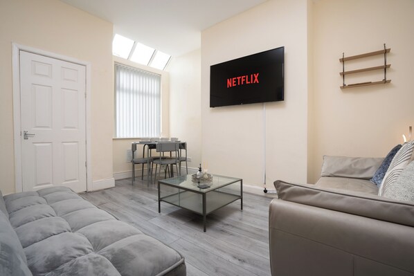 Casa, 4 quartos, para fumantes, vista para o jardim | Sala de estar | Livros