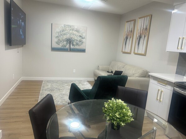 Interior - Beautiful and Cozy brand new 2-bedroom basement suite with WiFi in Edmonton (Edmonton)