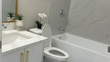 Toallas, jabón, papel de baño