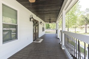 Terrace/patio - Spacious 4-bdrm on 6 acres near the Tennessee River (Linden)