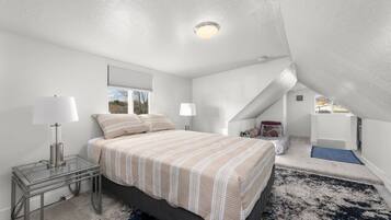 4 bedrooms, desk, iron/ironing board, travel crib