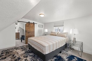 4 bedrooms, desk, iron/ironing board, travel cot - Lehi Bungalow | Massage* | Patio (Lehi)