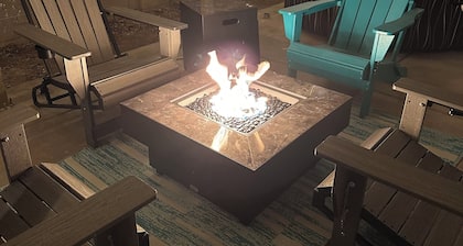 Charming 3-bedroom house with.Eloy Skydive Paradise. WiFi, AC, hot tub/pool.