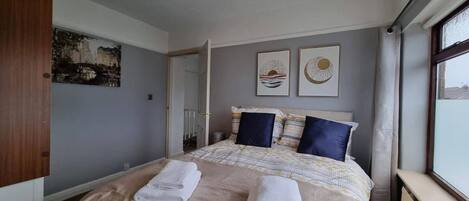 2 bedrooms, iron/ironing board, Internet, bed sheets