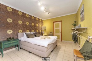 4 camere, una scrivania, ferro/asse da stiro, culla da viaggio