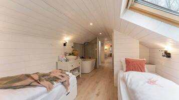 4 slaapkamers, een bureau, een strijkplank/strijkijzer, reisbedje