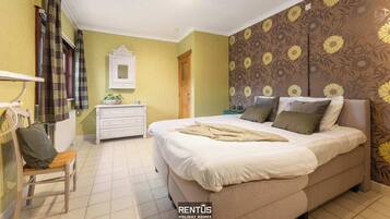 4 chambres, bureau, fer et planche Ă repasser, lit parapluie