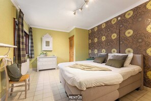 4 bedrooms, desk, iron/ironing board, travel cot