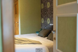 4 bedrooms, desk, iron/ironing board, travel cot