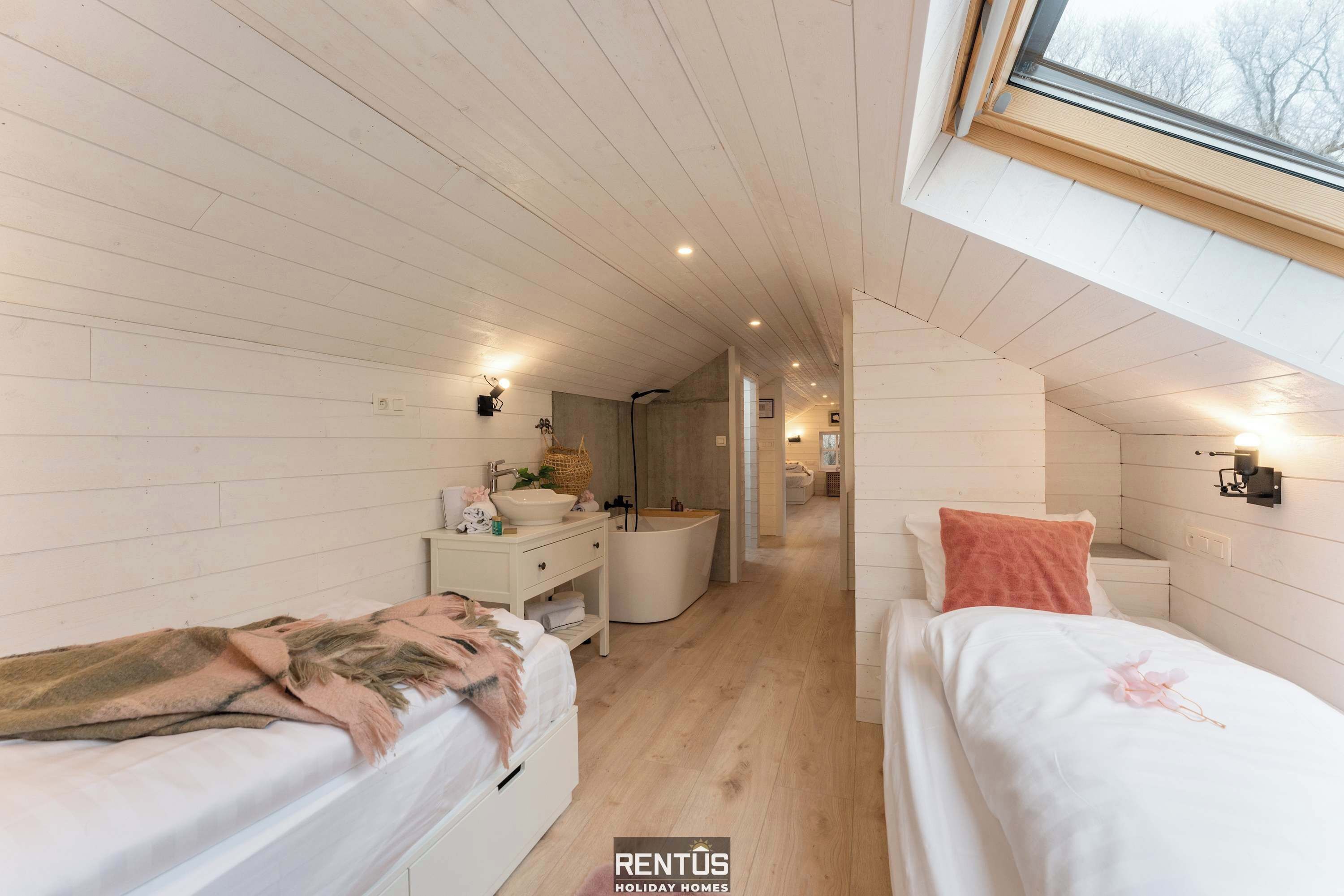 4 slaapkamers, een bureau, een strijkplank/strijkijzer, reisbedje