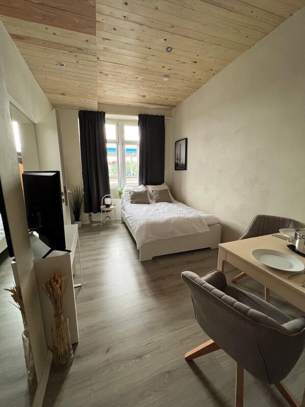 1 habitación, tabla de planchar con plancha, wifi y ropa de cama 