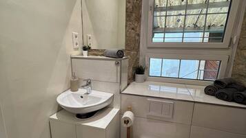 Haartrockner, Handtücher, Seife, Toilettenpapier