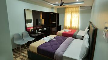 Family Quadruple Room | Desk, laptop workspace, free WiFi