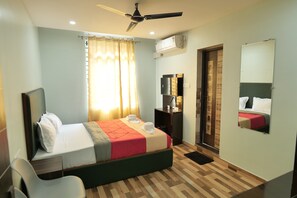 Bureau, espace de travail pour ordinateur portable, Wi-Fi gratuit