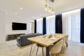 Dining - Stylish and New 2BR Flat in the Heart of Paris (Paris)