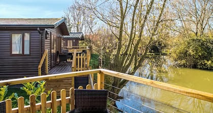 Lakeside Lodges (Pet)