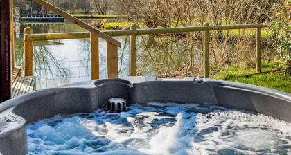 Lakeside Lodges (Pet)